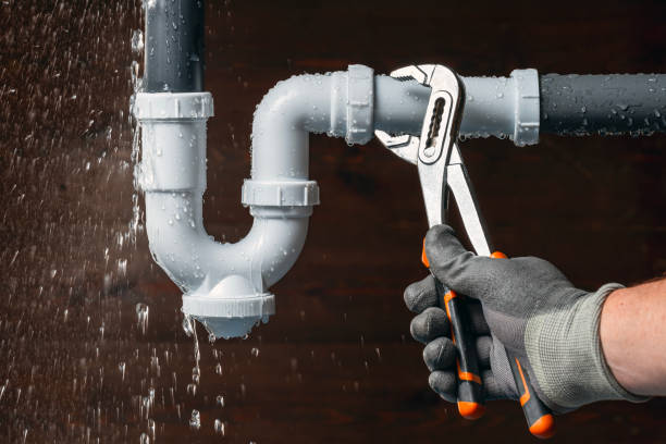 Professional Emergency Plumber technician working in Thompson Ridge, NY